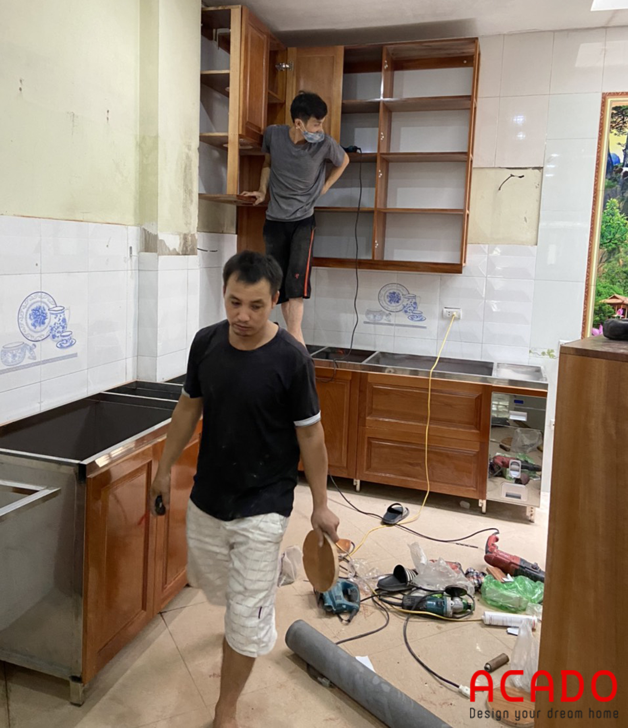 Thợ thi công bắt đầu tiến hành lắp đặt tủ bếp cho gia chủ