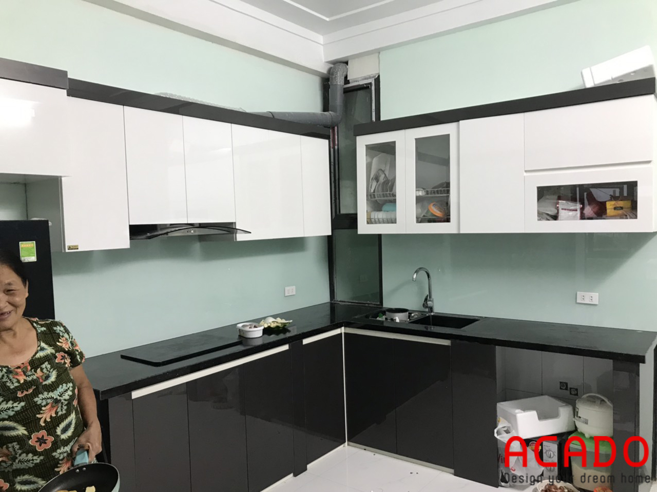 Kết hợp kính bếp màu xanh trắng cho căn bếp thêm hiện đại - thi công nội thất tại kiến hưng