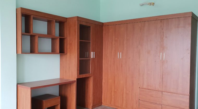 Tủ quần áo và bàn học màu vân gỗ màu cánh gián