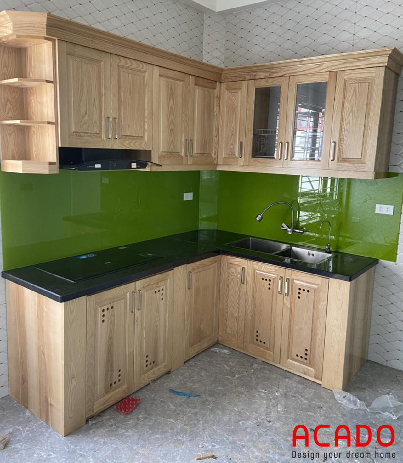 Sử dụng kính bếp màu xanh lá cây hiện đại và trẻ trung làm điểm nhấn cho căn bếp