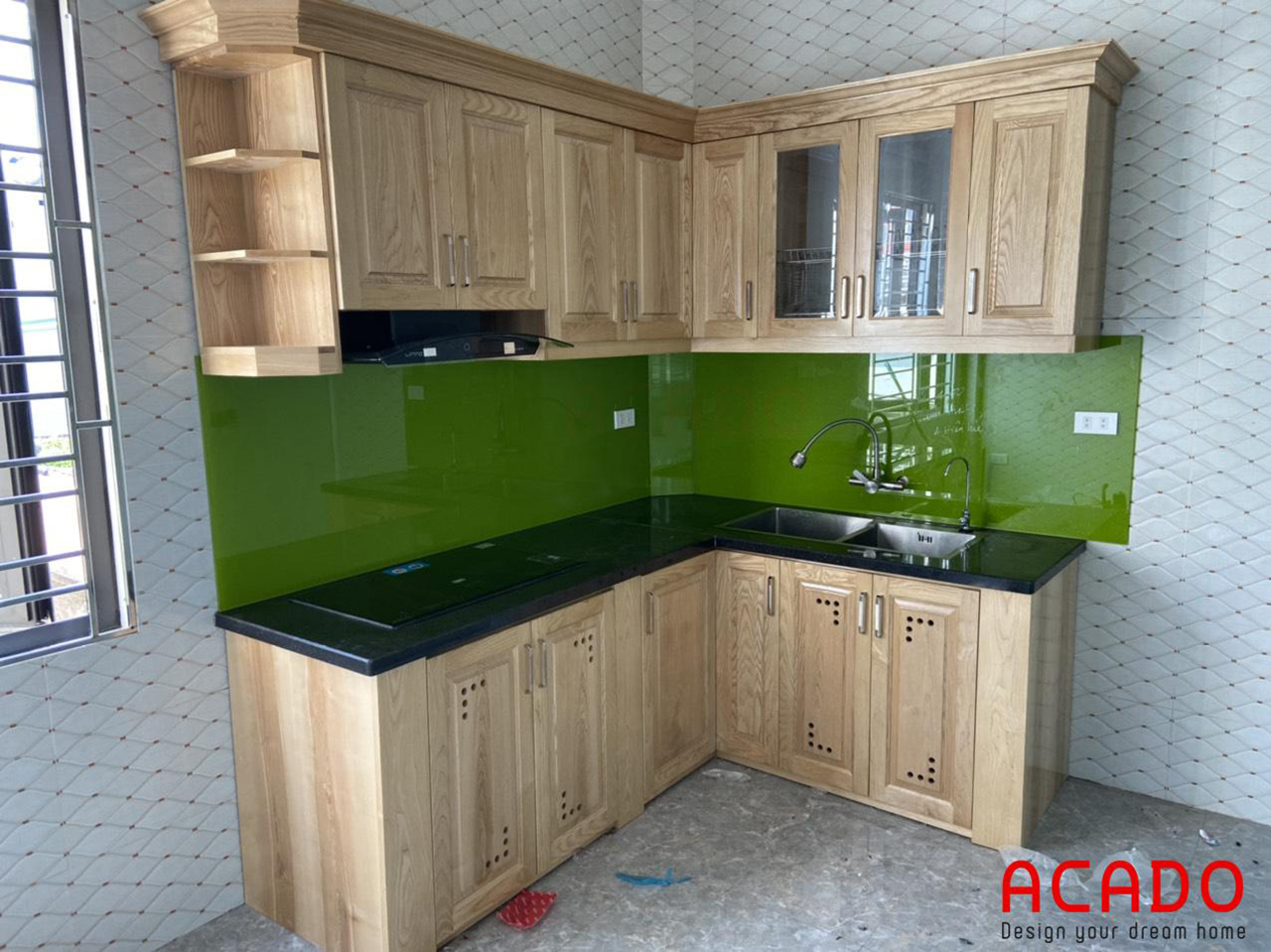 Tủ bếp gỗ sồi Nga màu tự nhiên trẻ trung, thu hút - Công trình tủ bếp anh Hạnh tại Thường Tín