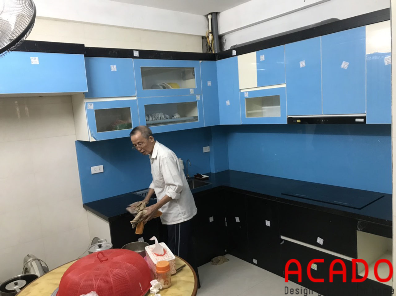 Tủ bếp thùng Picomat, cánh Acrylic sử dụng màu kính xanh dương làm điểm nhân