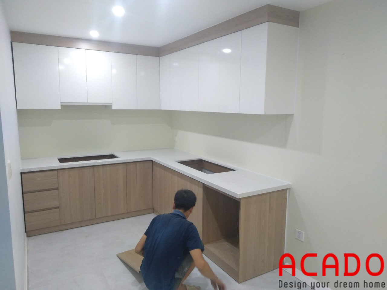 Thợ thi công ACADO đang thi công lắp đặt tủ bếp tại An Khánh