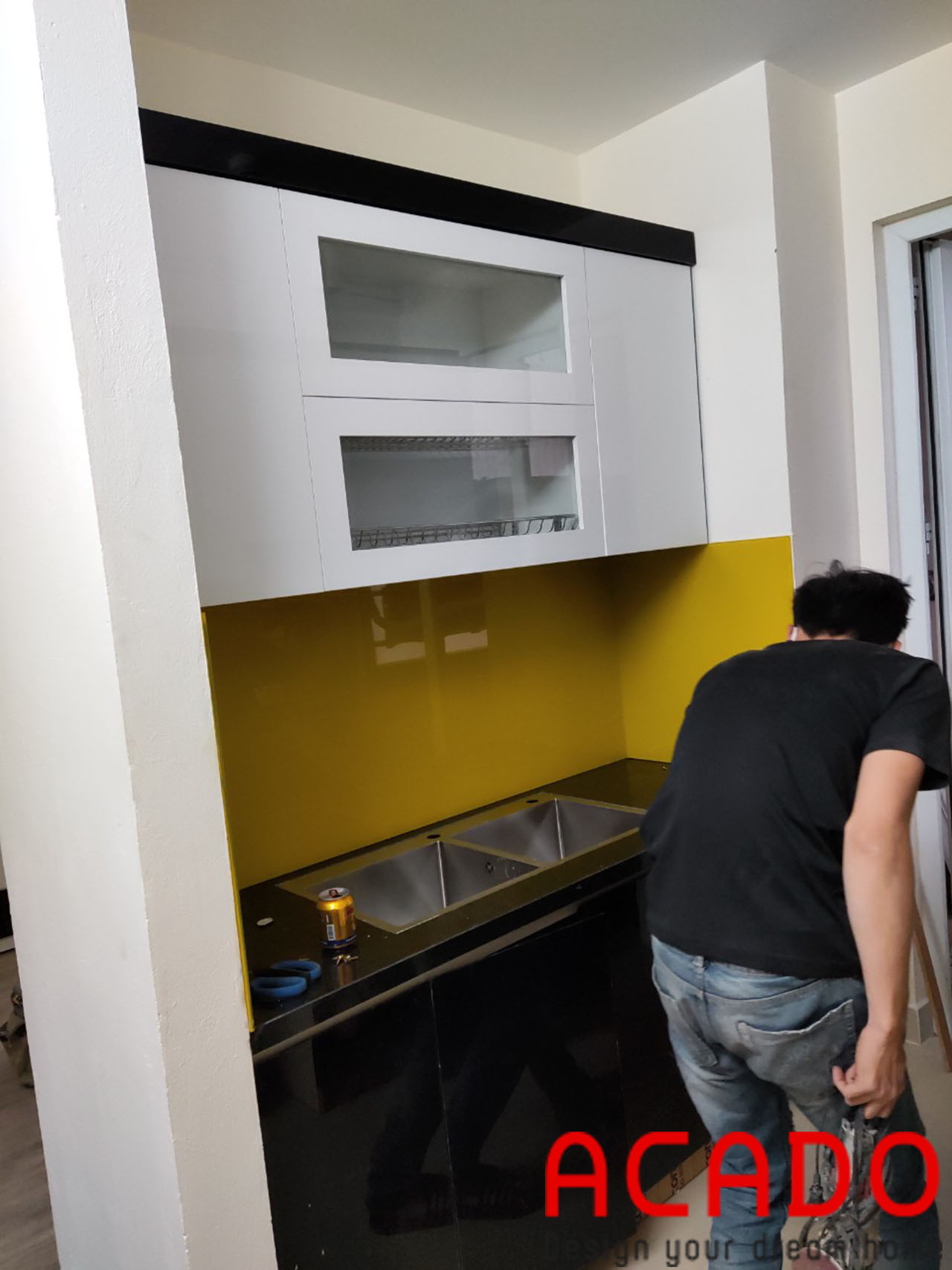 Tủ bếp kết hợp thùng Picomat, cánh Acrylic phủ bóng gương tạo vẻ sang trọng cho căn bếp