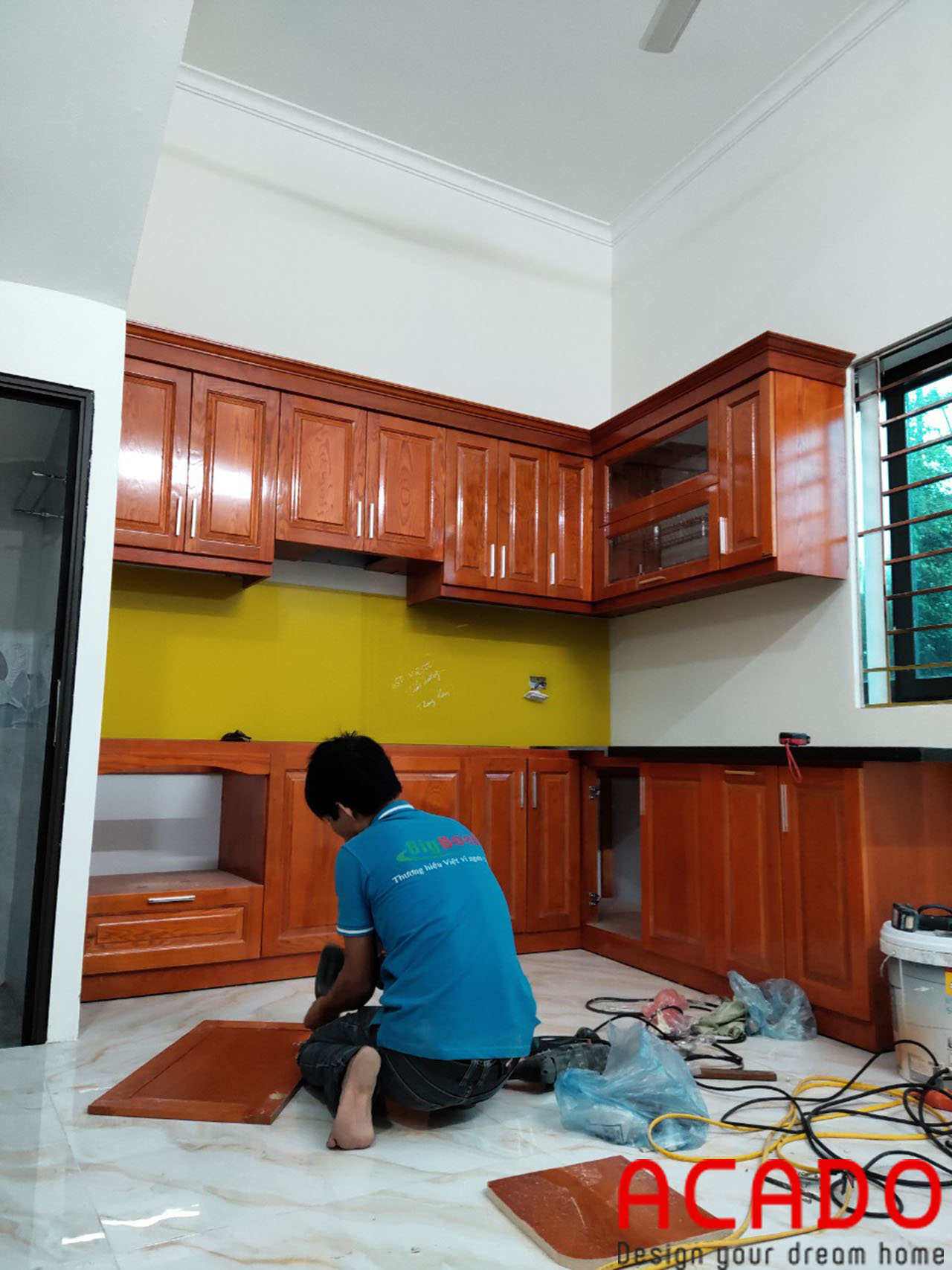 Thợ thi công nội thất ACADO thưc hiện quá trình lắp đặt tủ bếp cho gia đình em trai chị Nhung