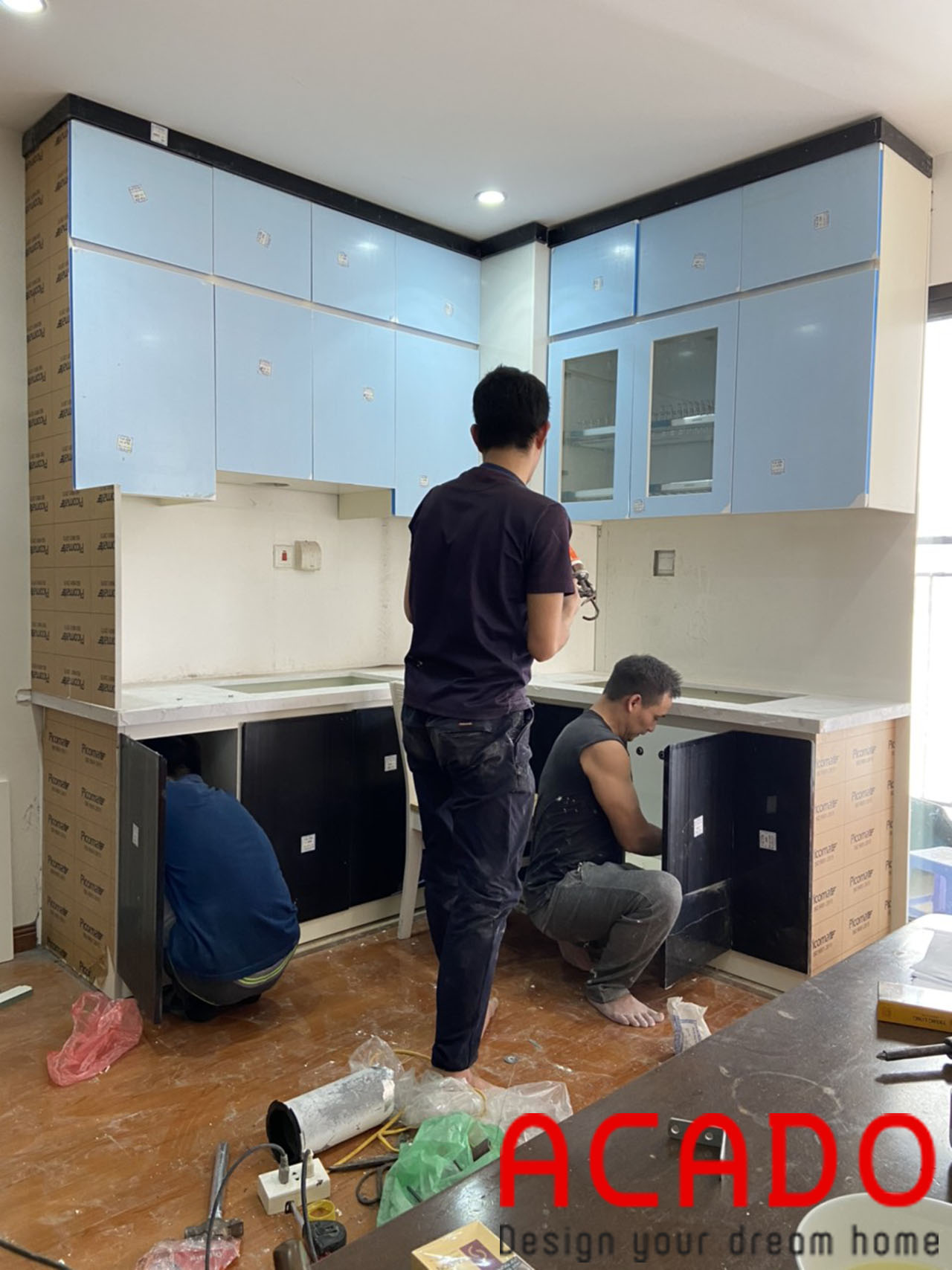Thợ thi công ACADO tiến hành quá trình lắp đặt tại Hoàng Mai, gia đình anh Hưng