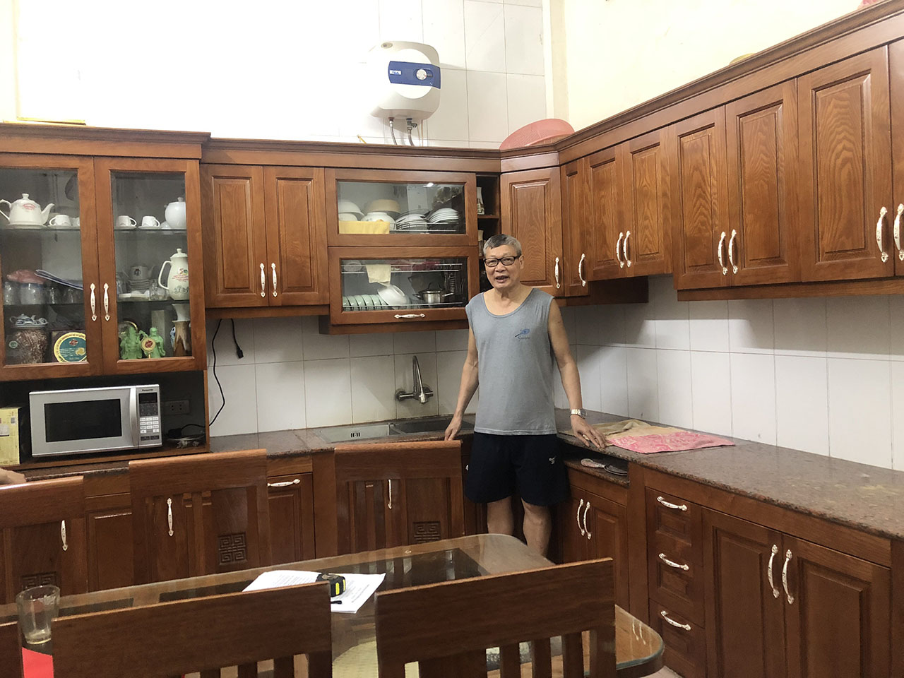 Chất liệu gỗ sồi Nga mang đến không gian căn bếp sự ấm cúng, sang trọng - Lắp đặt tủ bếp Thanh Trì