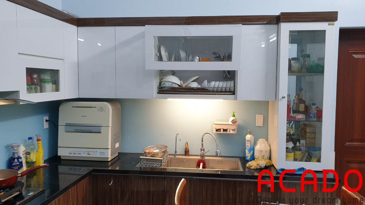 Cánh Acrylic phủ bóng gương tạo vẻ sáng bóng cho không gian căn bếp