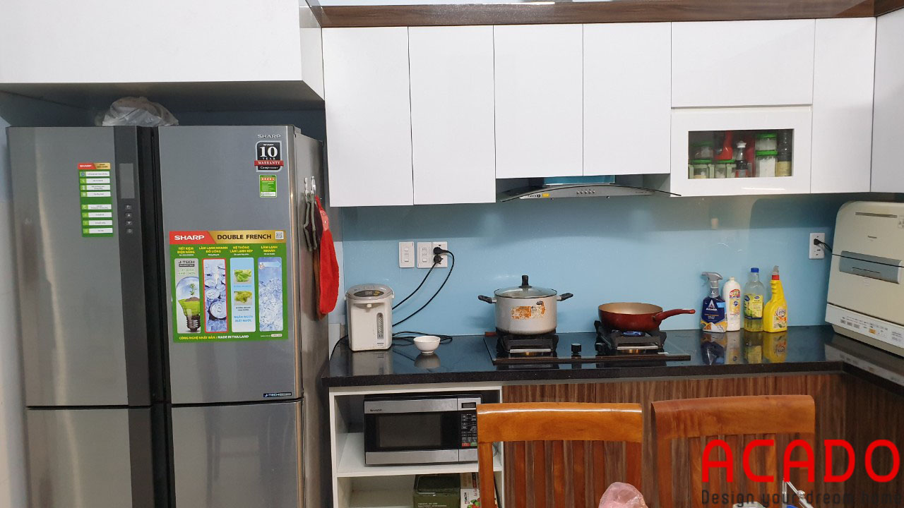 Cánh trắng phối vân gỗ mang đến không gian hiện đại cho căn bếp-Thi công tủ bếp Long Biên