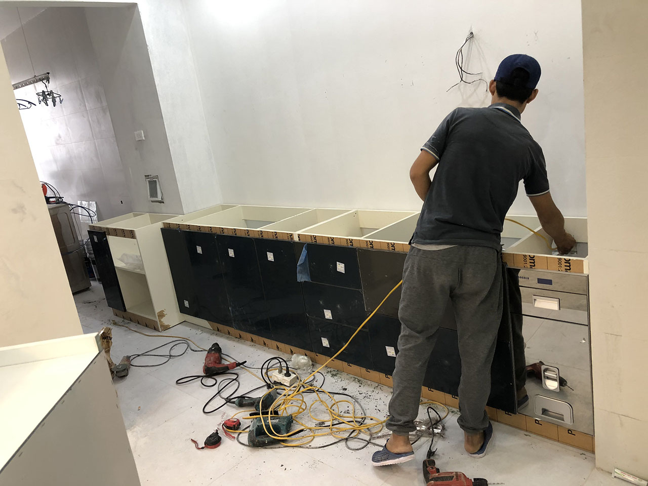 Đội thợ thi công ACADO bắt đầu công đoạn lắp đặt- Thi công tủ bếp tại Trần Phú- Hà Đông