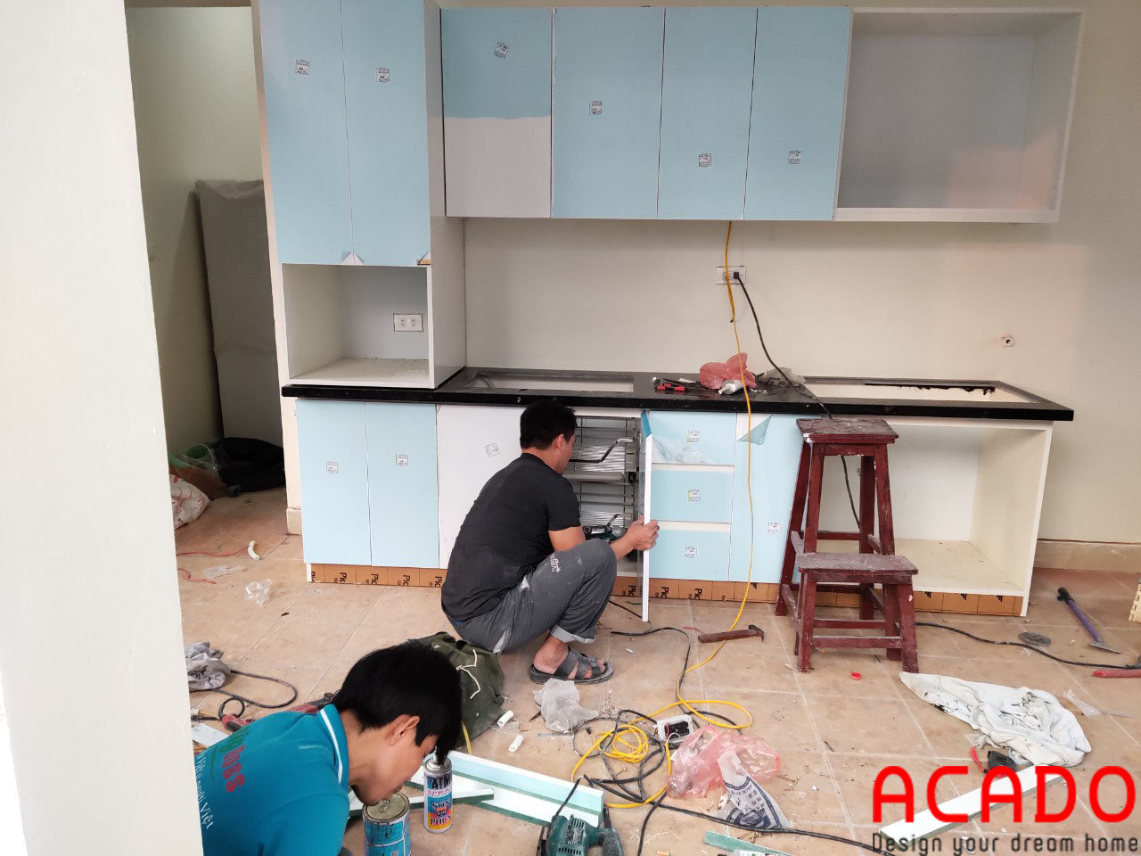 Quá trình lắp đặt tủ bếp tại Hồ Tùng Mậu, gia đình anh Nghĩa