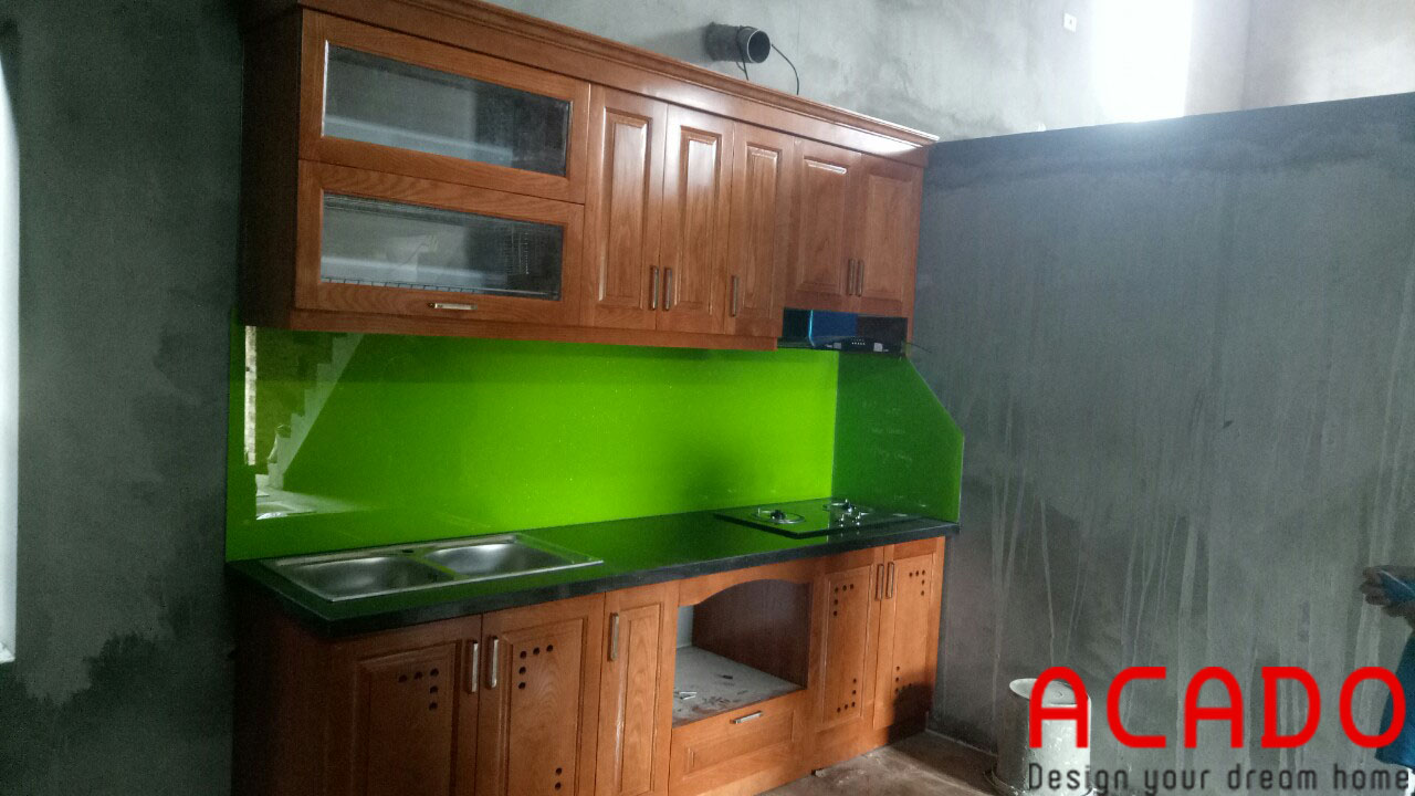 Gỗ sồi Nga phun màu cánh gián tạo không gian ấm cúng cho căn bếp nhà bạn