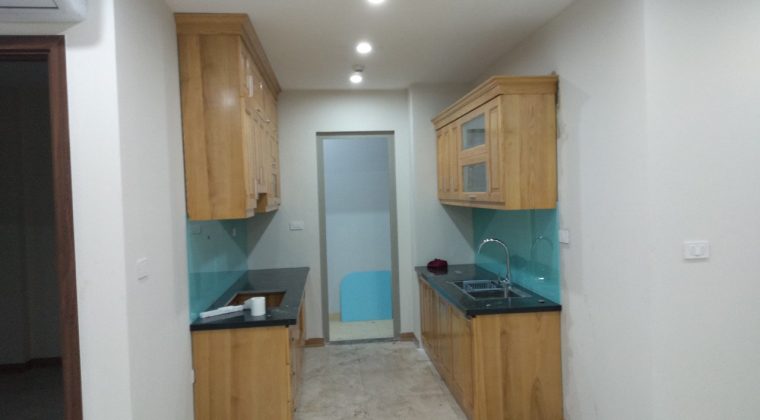 Với những căn bếp có bề dài thì thiết kế chữ i hai bên là vô cùng hợp lý, tiết kiệm diện tích lại đầy đủ công năng