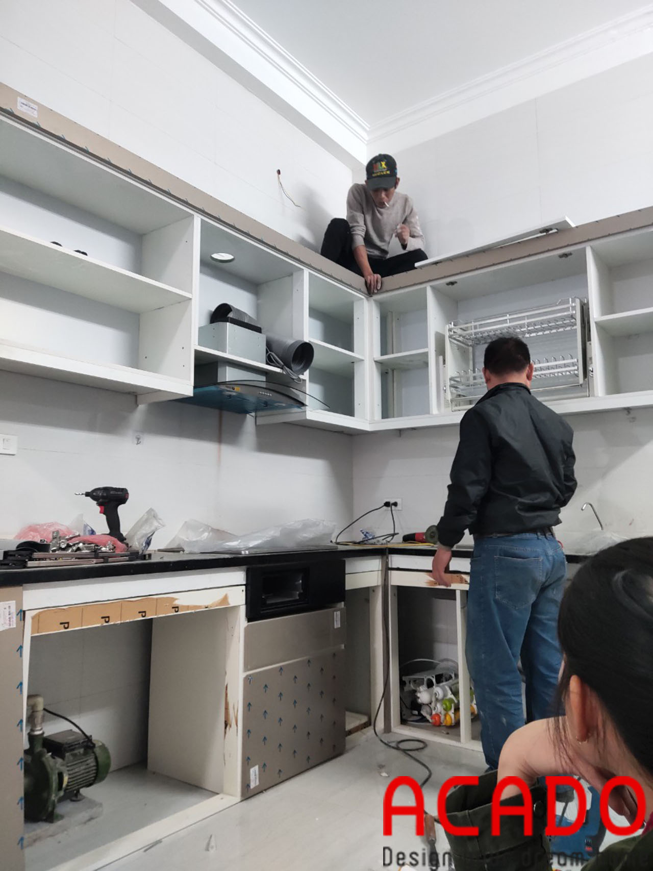 Thợ thi công ACADO đang bắt tay vào thực hiện quá trình lắp đặt tủ bếp - Đóng tủ bếp tại Kiến Hưng 