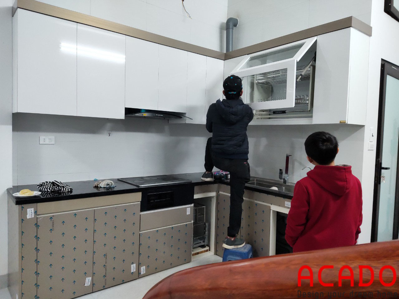 Tủ bếp acrylic bóng gương thu hút mọi ánh nhìn, tạo điểm nhấn cho gian bếp