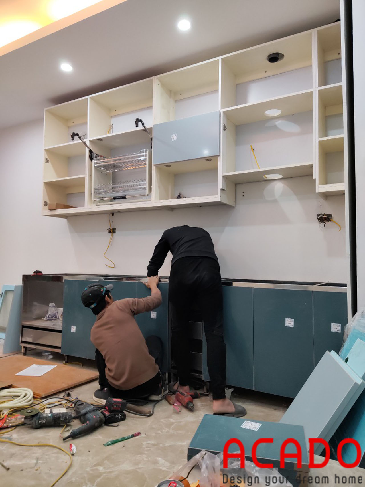 Thợ thi công ACADO thực hiện quá trình lắp đặt tủ bếp - Thi công tủ bếp tại Cầu Giấy - HN