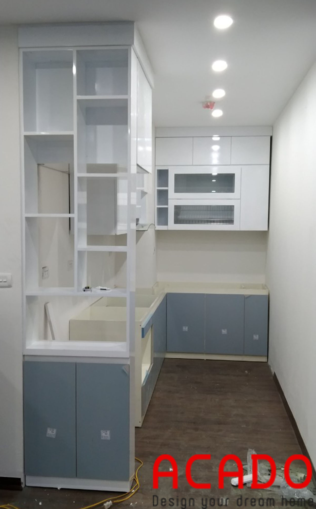 Tủ trên màu trắng kết hợp với tủ dưới màu xanh lam mang đến sự nhẹ nhàng, tinh tế cho không gian bếp - Lắp đặt tủ bếp tại Kiến Hưng
