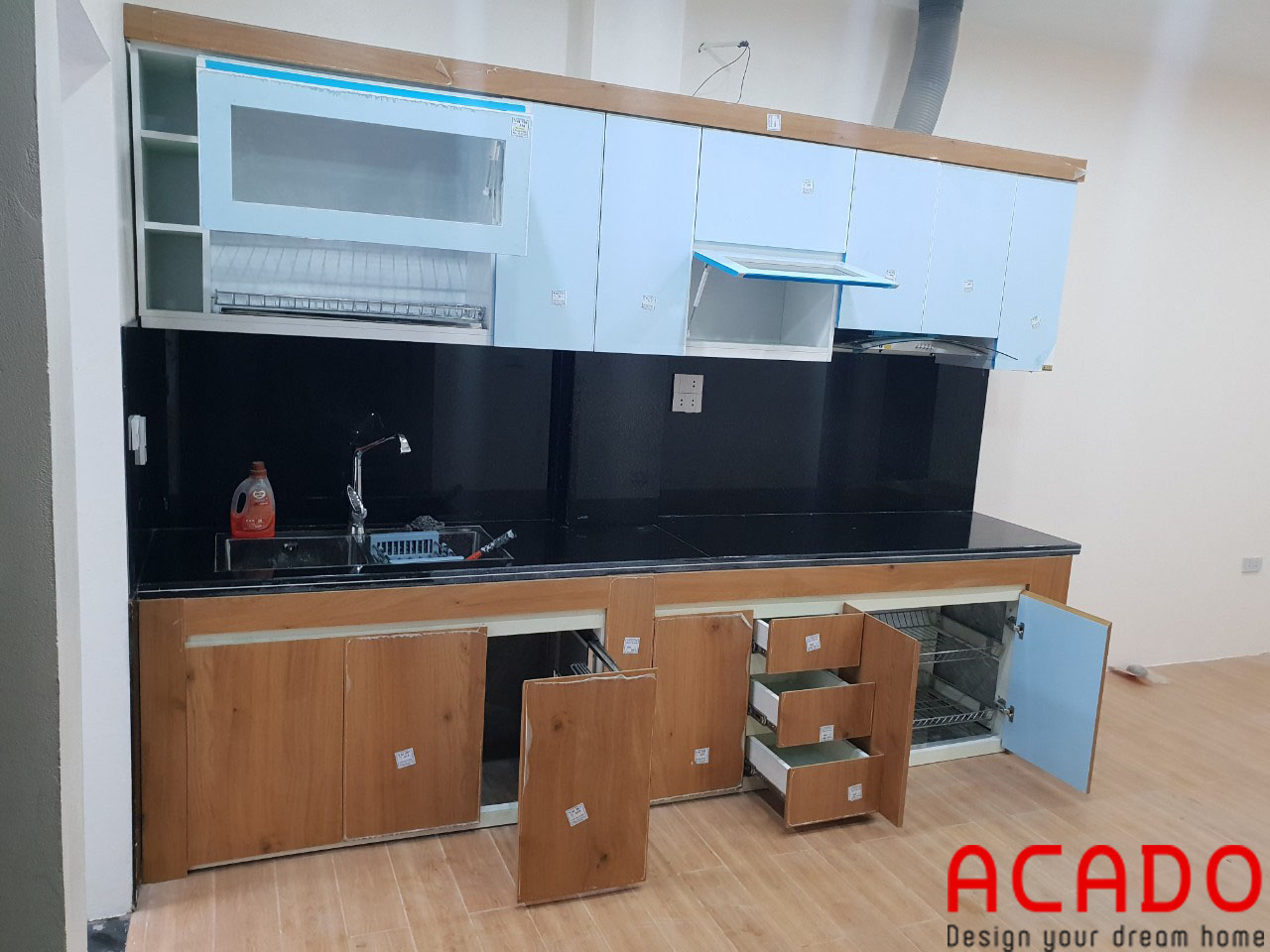 Tủ bếp chất liệu thùng Picomat, cánh Acrylic mang tới không gian trẻ trung, hiện đại cho căn bếp của bạn