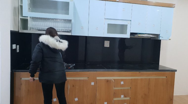 Sau khi hoàn thiện tủ bếp của gia đình chị Mai đang được nhân viên ACADO giám sát, kiểm tra lại Trước khi bàn giao cho chủ nhà