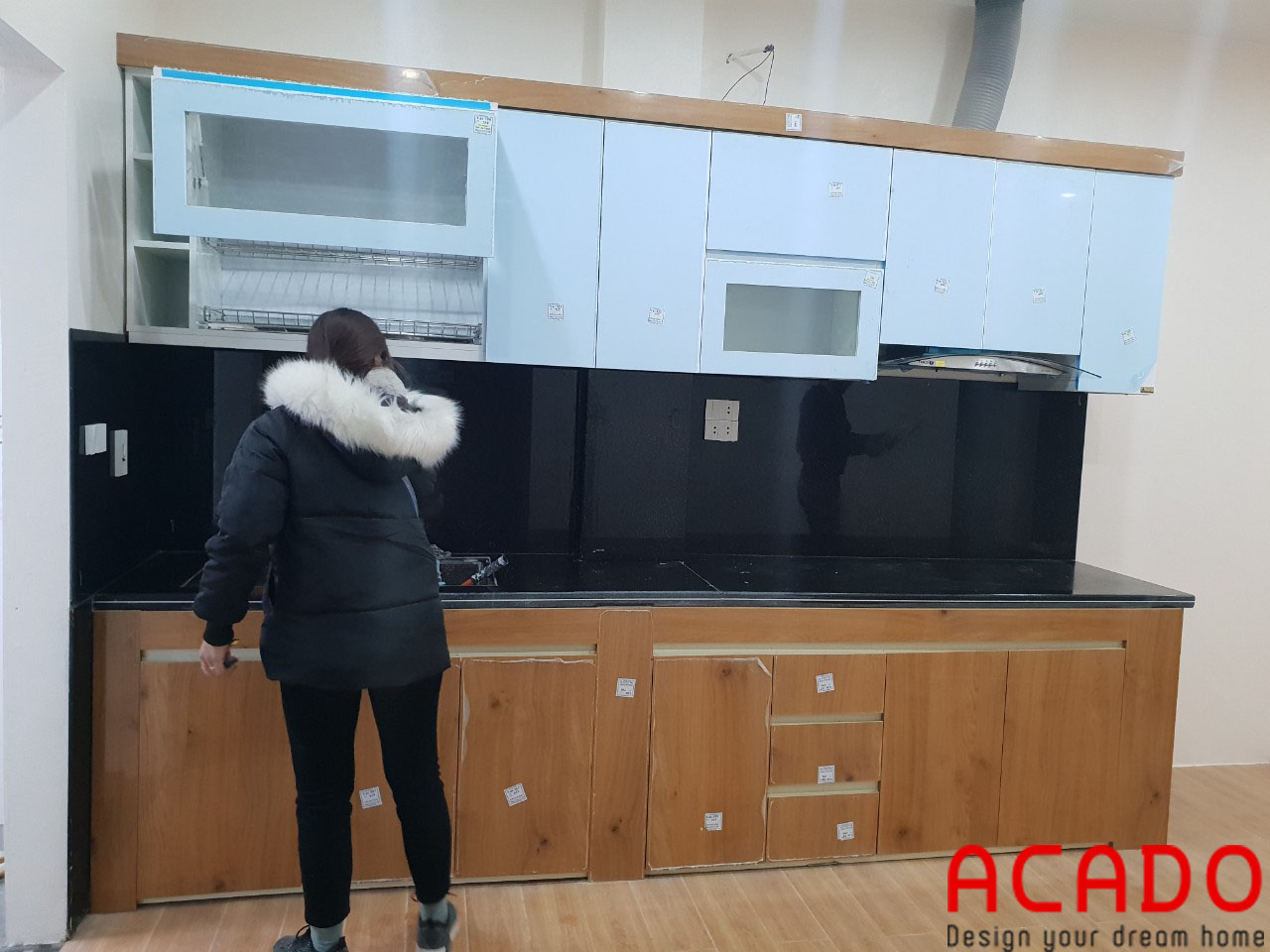 Tủ bếp của gia đình chị Mai sau khi hoàn thiện đang được nhân viên ACADO giám sát và kiểm tra trước khi bàn giao cho gia chủ.