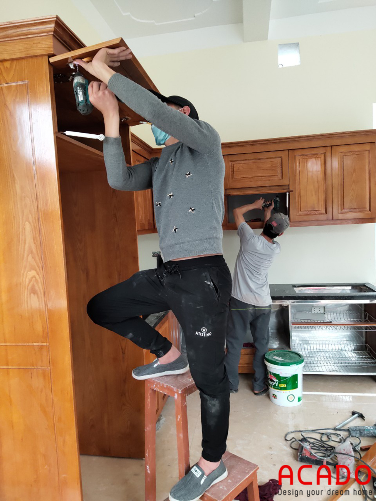 Hình ảnh thợ thi công lắp đặt tủ bếp