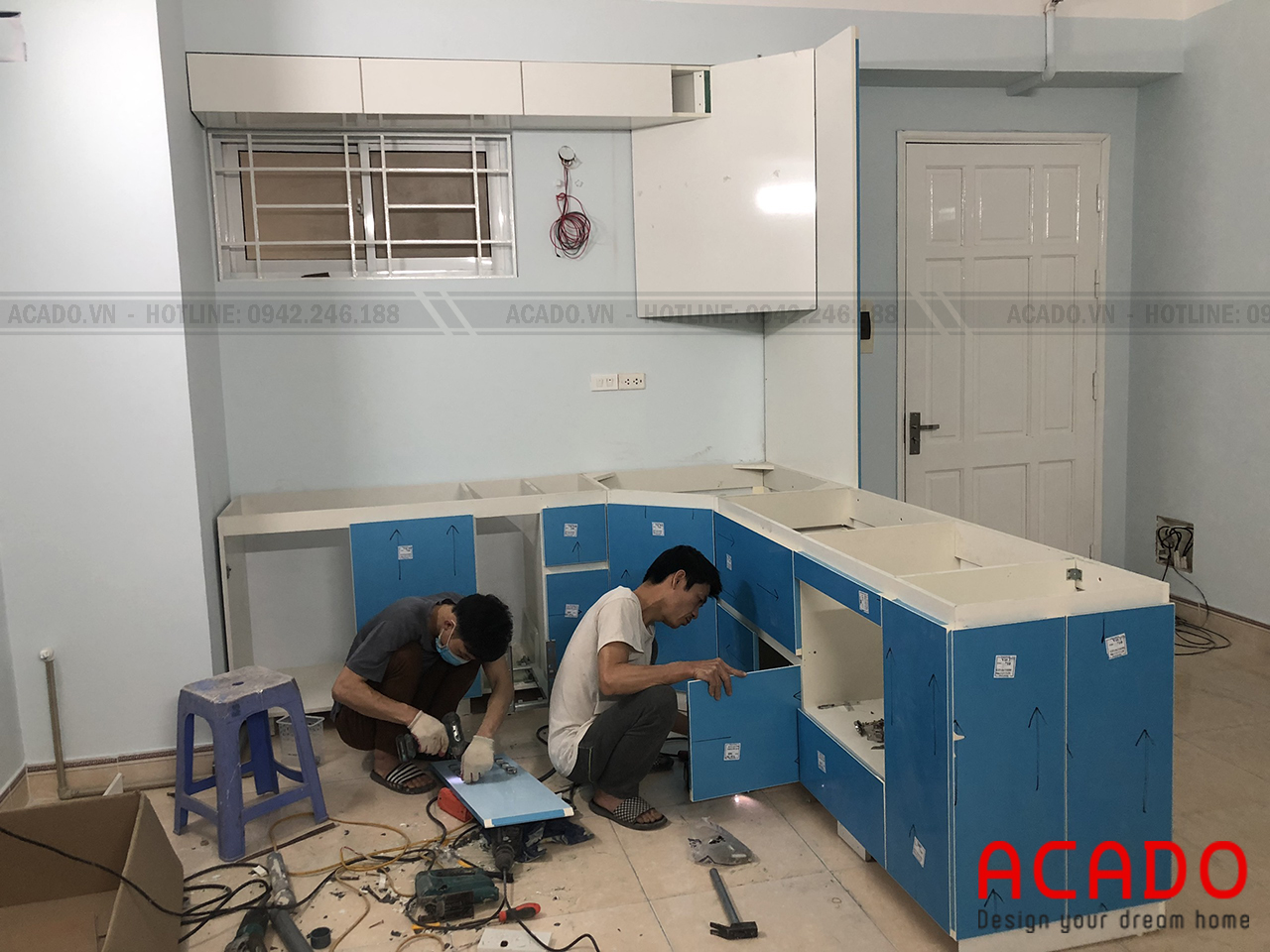 Đội thi công đang lắp đặt tủ bếp cho gia đình chị Minh
