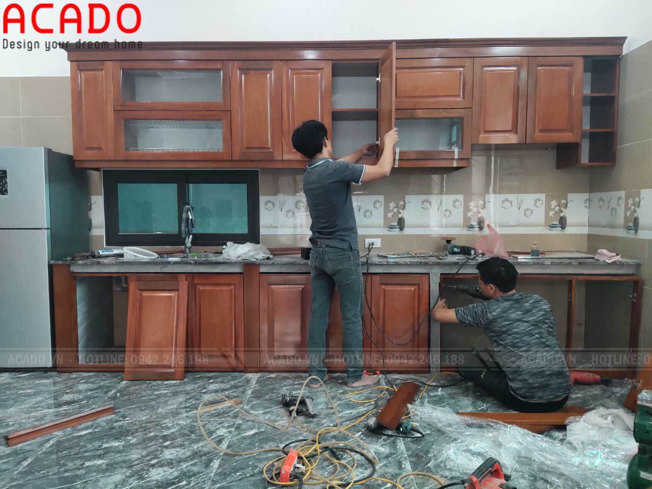 Quá trình lắp đặt tủ bếp tại Mê Linh đang được đội thợ thi công ACADO gấp rút hoàn thiện