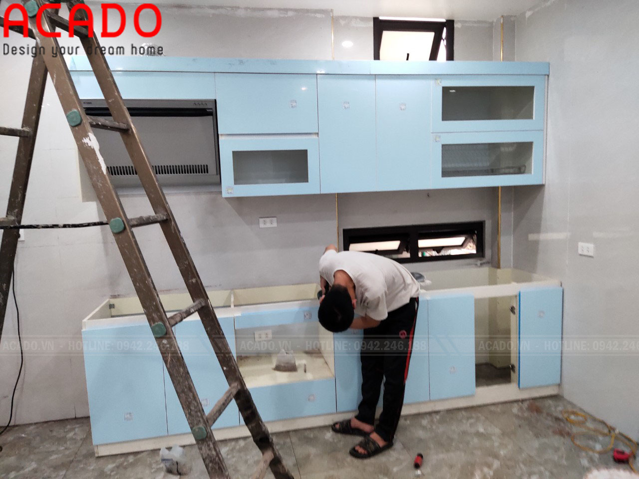 Thợ thi công nhanh chóng hoàn thành công trình lắp đặt tủ bếp cho gia đình anh Hoàn