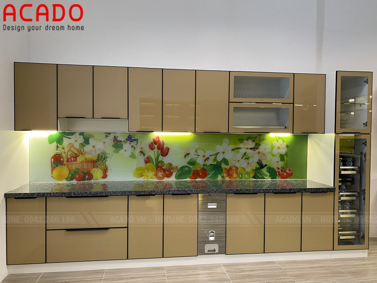 Mẫu tủ bếp Inox cánh kính kết hợp kính 3D mang đến vẻ đẹp sang trọng cho không gian Bếp nhà bạn