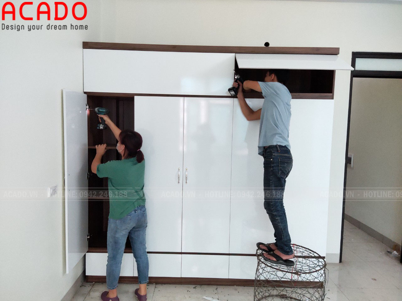 Thợ thi công trình bày quy trình lắp đặt tủ quần áo - Thi công nội thất tại Dương Nội