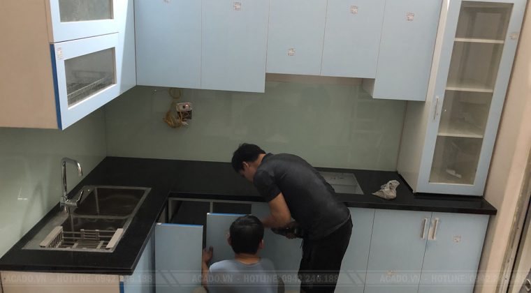 Quá trình thi công tủ bếp đã hoàn thành và bàn gian cho gia đình anh Tuấn
