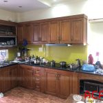 Tủ Bếp gỗ xoan đào màu cánh gián tạo cảm giác ấm cũng cho không gian căn bếp
