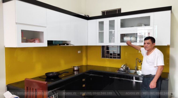 Kính vàng nổi bật tạo điểm nhấn cho không gian bếp - Làm tủ bếp tại An khánh