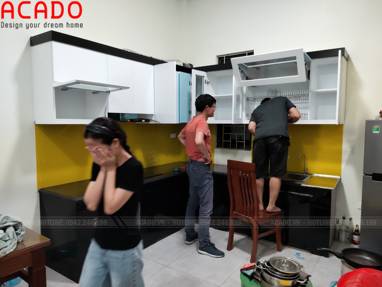 Thợ thi công đang lắp đặt tủ bếp tại gia đình anh Thành