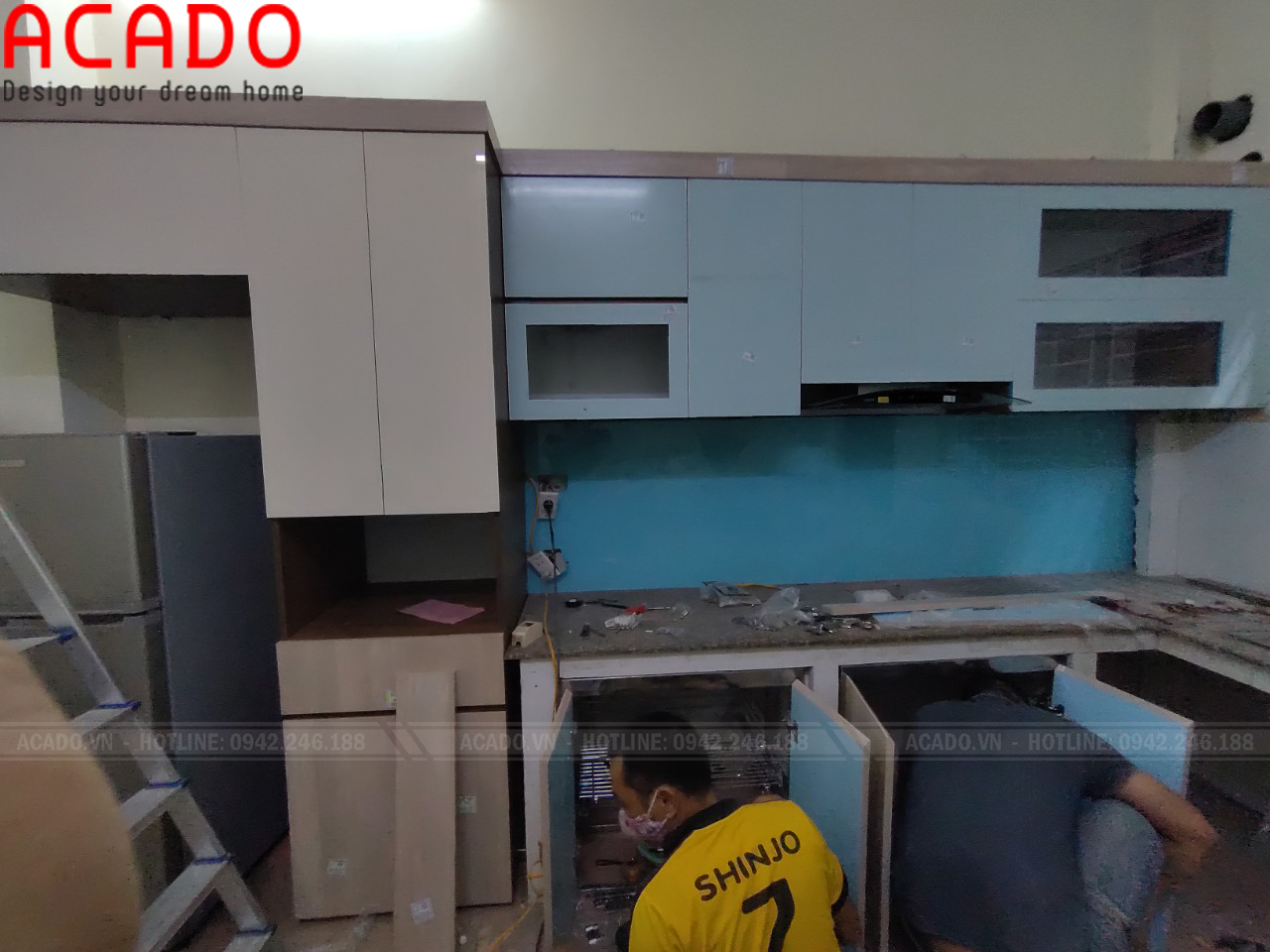 Thợ thi công ACADO bắt đầu lắp đặt tủ bếp cho gia đình chị Lan