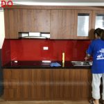 Kính tủ bếp màu đỏ phù hợp với tuổi và mệnh của gia chủ, mang lại may mắn, tiền tài, ...