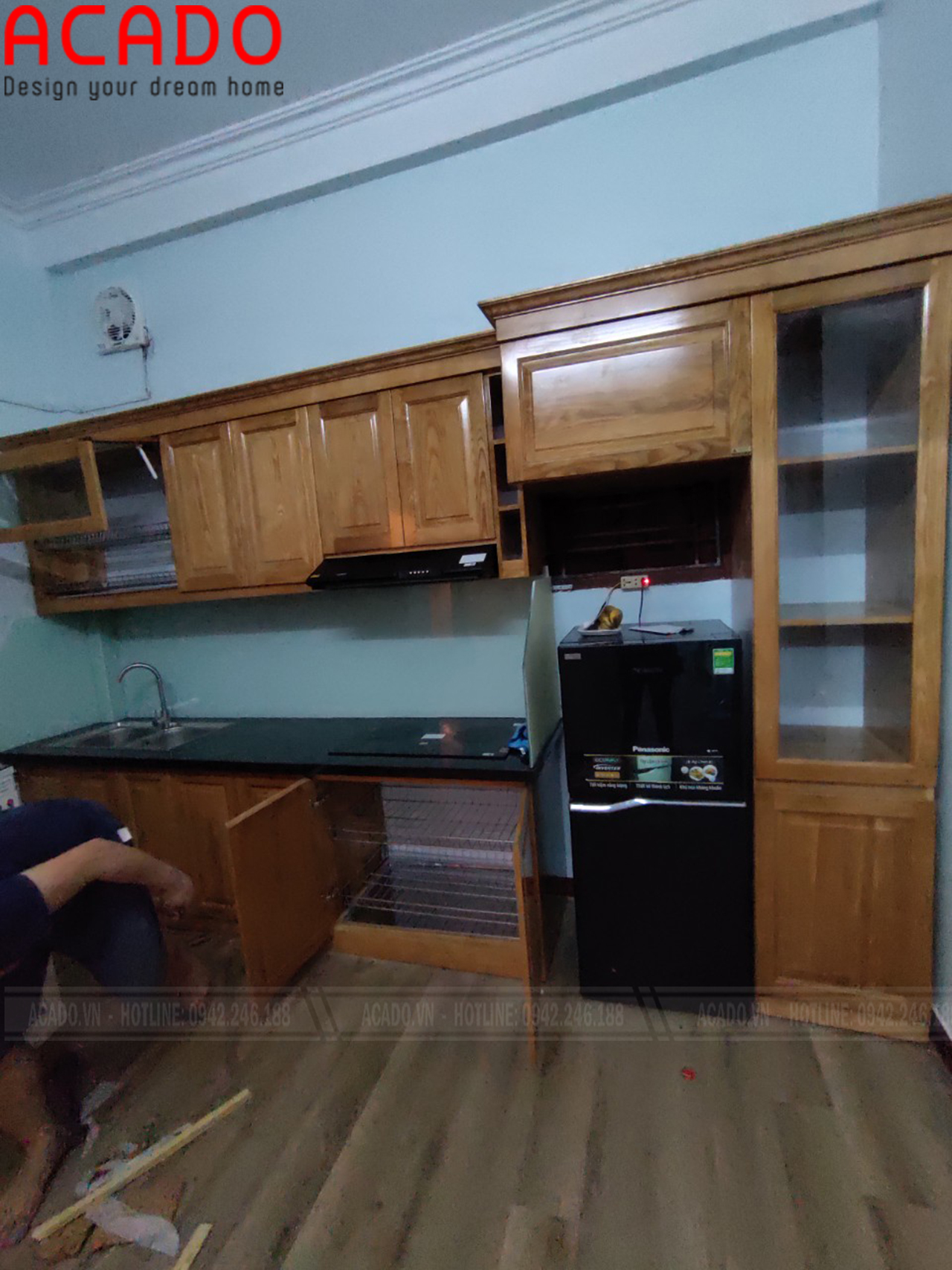 Thợ thi công hoàn thiện lắp đặt tủ bếp cho gia đình chị Hà