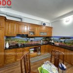 Tủ bếp gỗ xoan đào tại ACADO sử dụng kính bếp 3D sống động như một bức tranh thiên nhiên