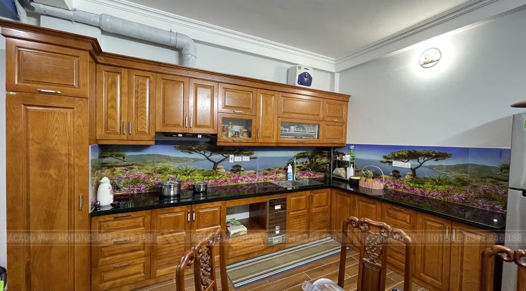 Tủ bếp gỗ xoan đào tại ACADO sử dụng kính bếp 3D sống động như một bức tranh thiên nhiên