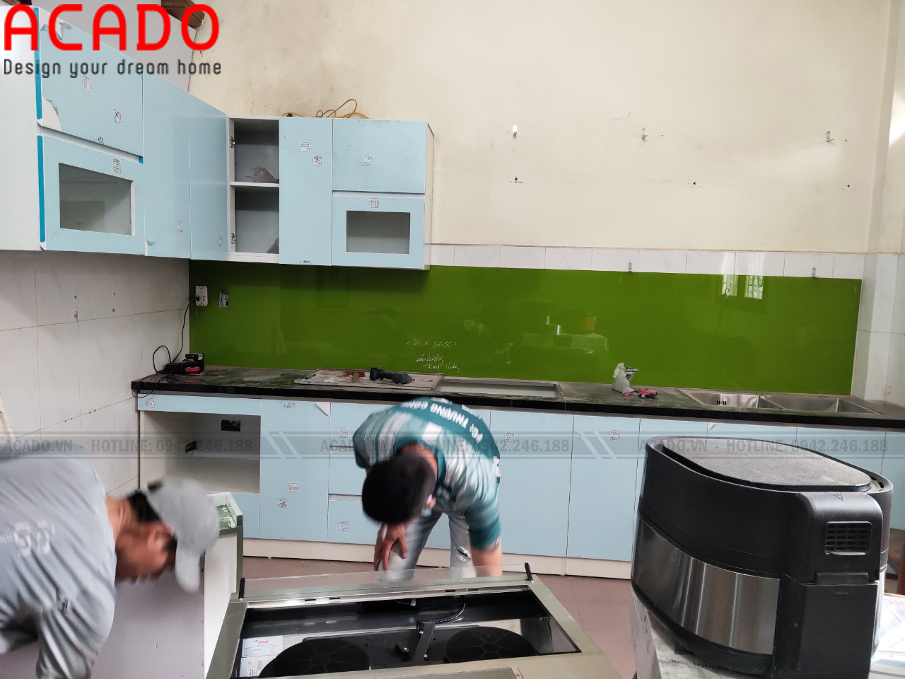 Thợ thi công nhanh chóng hoàn thiện quá trình lắp đặt tủ bếp cho gia đình anh Phong