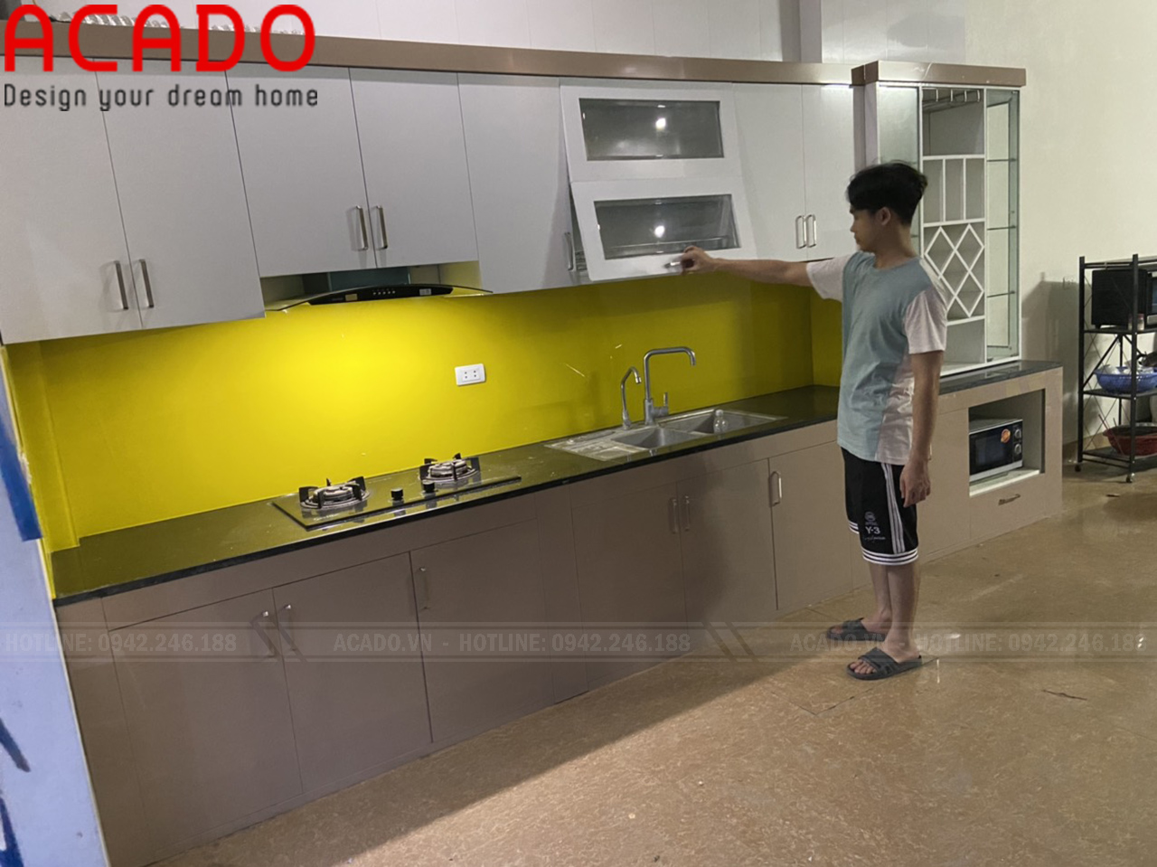 Kính ốp bếp màu vàng tạo điểm nhấn cho tủ bếp - Nội thất ACADO