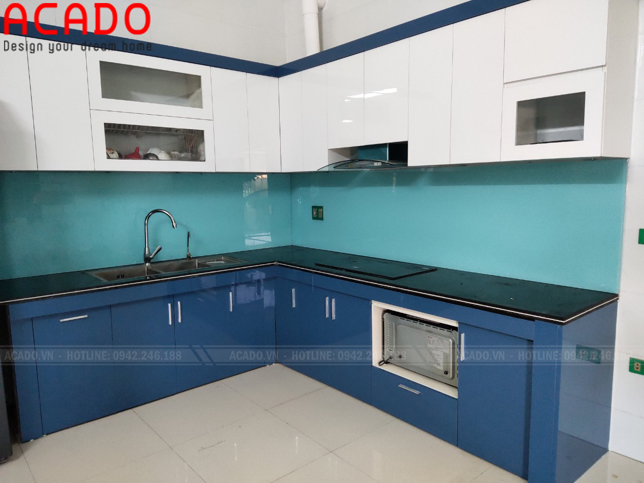 Kính bếp xanh nhẹ nhàng mang lại không gian tươi mới - Thi công tủ bêp tại Ba Vi