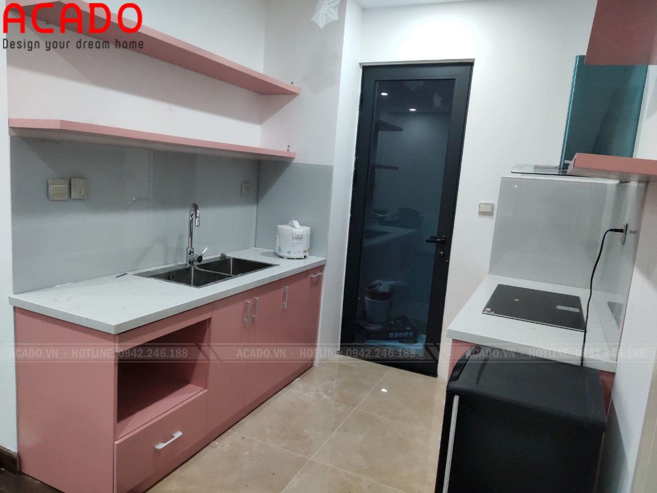 Tủ bếp được thiết kế với hai ngăn tủ đối diện, phù hợp với không gian bếp