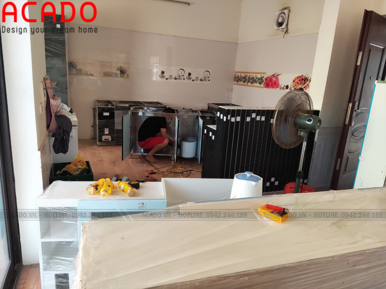 Thợ thi công vận chuyển đồ đạc đến địa điểm lắp đặt - Thi công tủ bếp tại Vĩnh Phúc