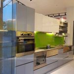 Tủ bếp Inox cánh kính màu xanh trắng trẻ trung, hiện đại - Nội thất ACADO