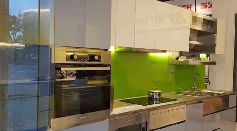 Tủ bếp Inox cánh kính màu xanh trắng trẻ trung, hiện đại - Nội thất ACADO