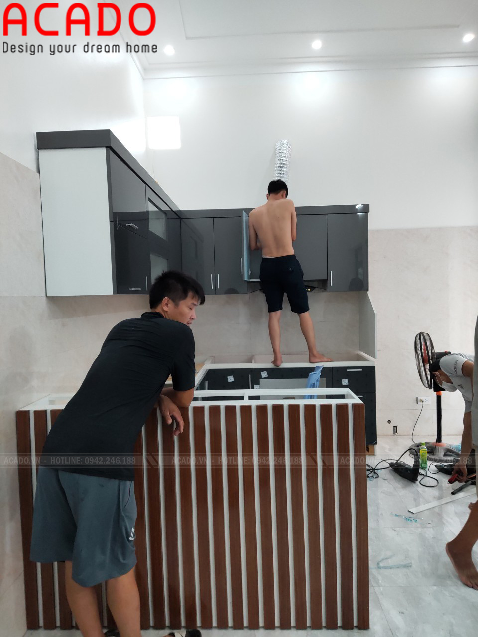 Quá trình lắp tủ bếp được giám sát tỉ mỉ. Đóng tủ bếp tại Mê Linh - Hà Nội