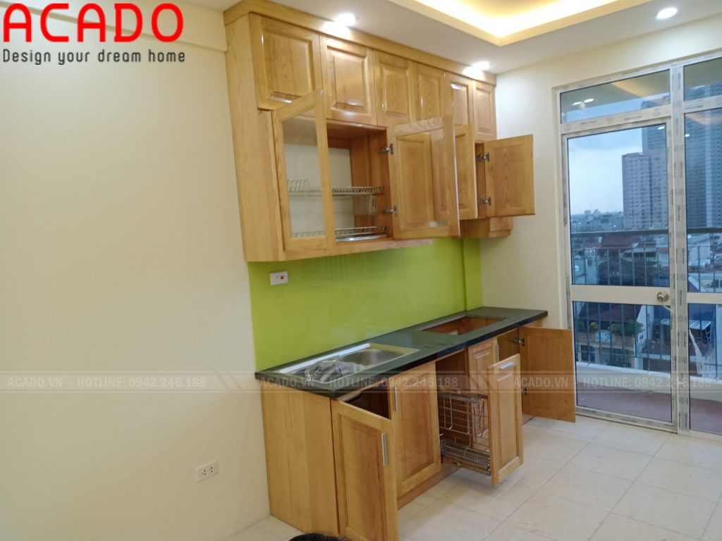 Mẫu tủ bếp gỗ sồi hình chữ i được thiết kết thông minh tiết kiệm diện tích