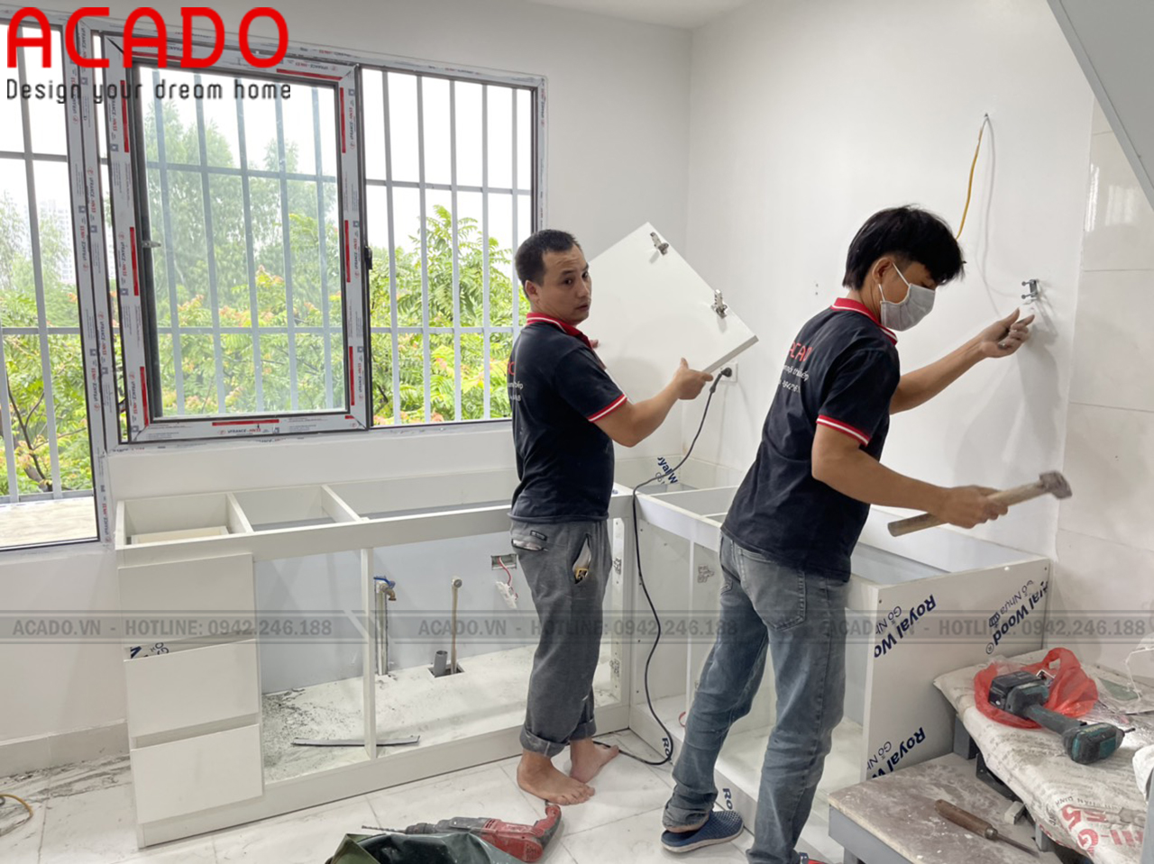 Thợ thi công bắt đầu quá trình thi công tủ bếp tại Huỳnh Thúc Kháng