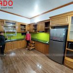 Kính bếp xanh phỉu hợp với tủ bếp chất liệu gỗ sồi Nga tăng thêm vẻ đẹp không gian bếp